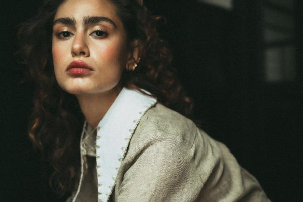 Handcrafted Linen Collar with Retro Charm