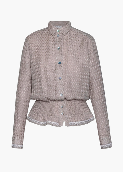 Retro-inspired waist-fitted shirt