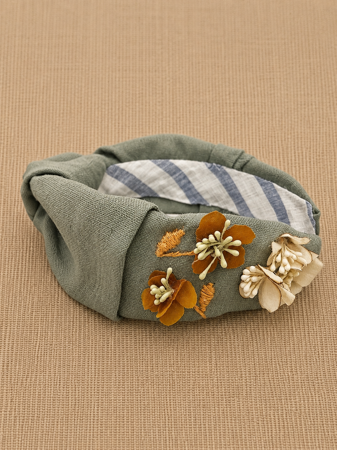 Retro-inspired wide headband